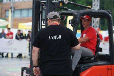 Tüm-Rusya yarışmalar Staplercup, forklift turnuva finalinde. Rusya, Moskova, 13 Temmuz 2017 Sokolniki Park.