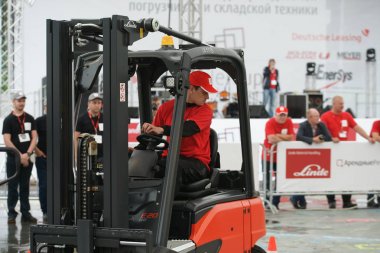 Tüm-Rusya yarışmalar Staplercup, forklift turnuva finalinde. Rusya, Moskova, 13 Temmuz 2017 Sokolniki Park.