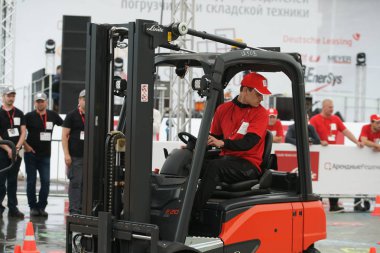 Tüm-Rusya yarışmalar Staplercup, forklift turnuva finalinde. Rusya, Moskova, 13 Temmuz 2017 Sokolniki Park.