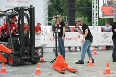 Tüm-Rusya yarışmalar Staplercup, forklift turnuva finalinde. Rusya, Moskova, 13 Temmuz 2017 Sokolniki Park.