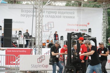 Tüm-Rusya yarışmalar Staplercup, forklift turnuva finalinde. Rusya, Moskova, 13 Temmuz 2017 Sokolniki Park.