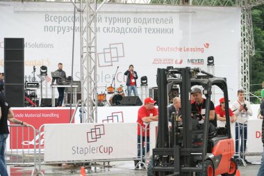 Tüm-Rusya yarışmalar Staplercup, forklift turnuva finalinde. Rusya, Moskova, 13 Temmuz 2017 Sokolniki Park.