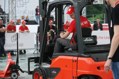 Tüm Rus yarışmalar Staplercup, forklift turnuva finalinde. Rusya, Moskova, 13 Temmuz 2017 Sokolniki Park