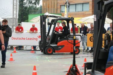 Tüm Rus yarışmalar Staplercup, forklift turnuva finalinde. Rusya, Moskova, 13 Temmuz 2017 Sokolniki Park