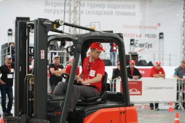 Tüm Rus yarışmalar Staplercup, forklift turnuva finalinde. Rusya, Moskova, 13 Temmuz 2017 Sokolniki Park
