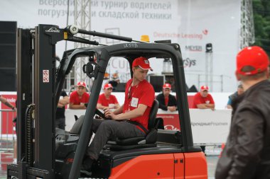 Tüm Rus yarışmalar Staplercup, forklift turnuva finalinde. Rusya, Moskova, 13 Temmuz 2017 Sokolniki Park