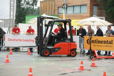 Tüm Rus yarışmalar Staplercup, forklift turnuva finalinde. Rusya, Moskova, 13 Temmuz 2017 Sokolniki Park