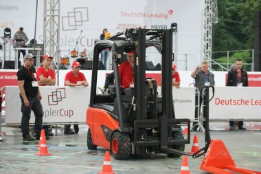 Tüm Rus yarışmalar Staplercup, forklift turnuva finalinde. Rusya, Moskova, 13 Temmuz 2017 Sokolniki Park