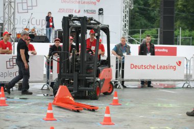 Tüm Rus yarışmalar Staplercup, forklift turnuva finalinde. Rusya, Moskova, 13 Temmuz 2017 Sokolniki Park