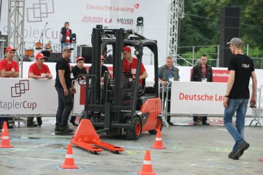 Tüm Rus yarışmalar Staplercup, forklift turnuva finalinde. Rusya, Moskova, 13 Temmuz 2017 Sokolniki Park
