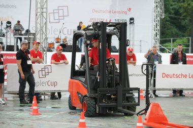 Tüm Rus yarışmalar Staplercup, forklift turnuva finalinde. Rusya, Moskova, 13 Temmuz 2017 Sokolniki Park