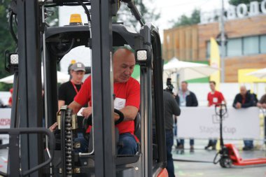 Tüm Rus yarışmalar Staplercup, forklift turnuva finalinde. Rusya, Moskova, 13 Temmuz 2017 Sokolniki Park