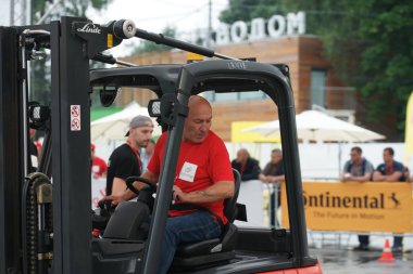 Tüm Rus yarışmalar Staplercup, forklift turnuva finalinde. Rusya, Moskova, 13 Temmuz 2017 Sokolniki Park