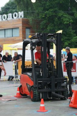 Tüm Rus yarışmalar Staplercup, forklift turnuva finalinde. Rusya, Moskova, 13 Temmuz 2017 Sokolniki Park