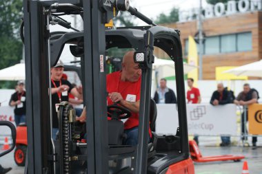 Tüm Rus yarışmalar Staplercup, forklift turnuva finalinde. Rusya, Moskova, 13 Temmuz 2017 Sokolniki Park