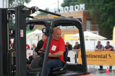 Tüm Rus yarışmalar Staplercup, forklift turnuva finalinde. Rusya, Moskova, 13 Temmuz 2017 Sokolniki Park