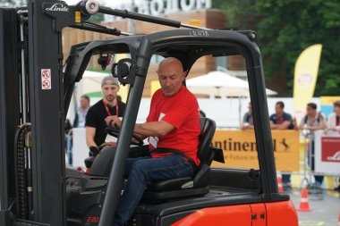 Tüm Rus yarışmalar Staplercup, forklift turnuva finalinde. Rusya, Moskova, 13 Temmuz 2017 Sokolniki Park