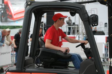 Tüm Rus yarışmalar Staplercup, forklift turnuva finalinde. Rusya, Moskova, 13 Temmuz 2017 Sokolniki Park