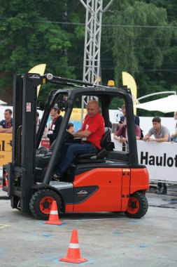 Tüm Rus yarışmalar Staplercup, forklift turnuva finalinde. Rusya, Moskova, 13 Temmuz 2017 Sokolniki Park