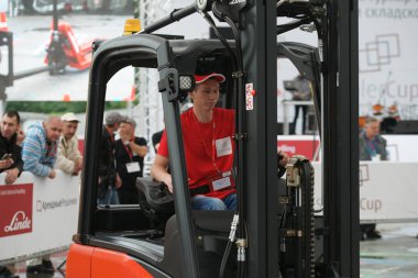 Tüm Rus yarışmalar Staplercup, forklift turnuva finalinde. Rusya, Moskova, 13 Temmuz 2017 Sokolniki Park