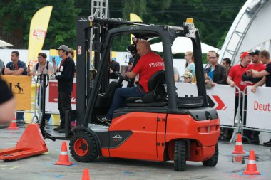 Tüm Rus yarışmalar Staplercup, forklift turnuva finalinde. Rusya, Moskova, 13 Temmuz 2017 Sokolniki Park