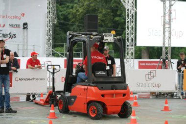 Tüm Rus yarışmalar Staplercup, forklift turnuva finalinde. Rusya, Moskova, 13 Temmuz 2017 Sokolniki Park
