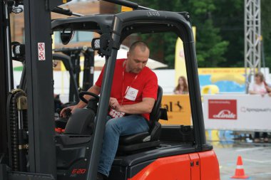Tüm Rus yarışmalar Staplercup, forklift turnuva finalinde. Rusya, Moskova, 13 Temmuz 2017 Sokolniki Park