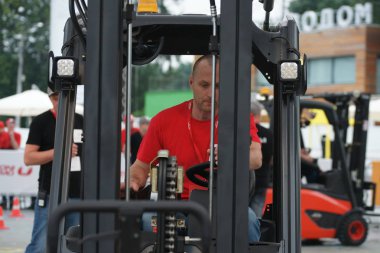 Tüm Rus yarışmalar Staplercup, forklift turnuva finalinde. Rusya, Moskova, 13 Temmuz 2017 Sokolniki Park
