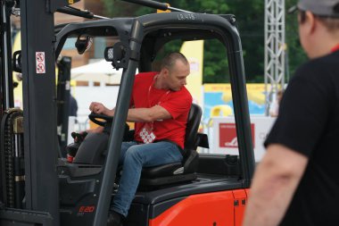 Tüm Rus yarışmalar Staplercup, forklift turnuva finalinde. Rusya, Moskova, 13 Temmuz 2017 Sokolniki Park