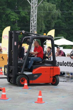 Tüm Rus yarışmalar Staplercup, forklift turnuva finalinde. Rusya, Moskova, 13 Temmuz 2017 Sokolniki Park