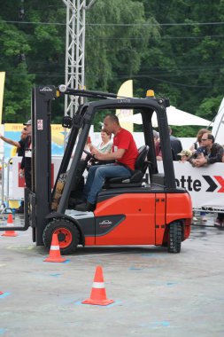 Tüm Rus yarışmalar Staplercup, forklift turnuva finalinde. Rusya, Moskova, 13 Temmuz 2017 Sokolniki Park