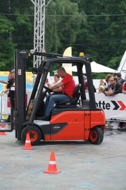 Tüm Rus yarışmalar Staplercup, forklift turnuva finalinde. Rusya, Moskova, 13 Temmuz 2017 Sokolniki Park