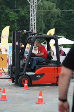 Tüm Rus yarışmalar Staplercup, forklift turnuva finalinde. Rusya, Moskova, 13 Temmuz 2017 Sokolniki Park