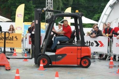 Tüm Rus yarışmalar Staplercup, forklift turnuva finalinde. Rusya, Moskova, 13 Temmuz 2017 Sokolniki Park