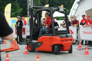 Tüm-Rusya yarışmalar Staplercup, forklift turnuva finalinde. Rusya, Moskova, 13 Temmuz 2017 Sokolniki Park.