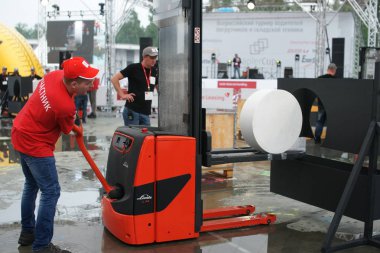 Tüm-Rusya yarışmalar Staplercup, forklift turnuva finalinde. Rusya, Moskova, 13 Temmuz 2017 Sokolniki Park.