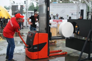 Tüm-Rusya yarışmalar Staplercup, forklift turnuva finalinde. Rusya, Moskova, 13 Temmuz 2017 Sokolniki Park.