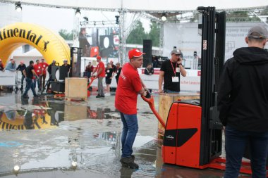 Tüm-Rusya yarışmalar Staplercup, forklift turnuva finalinde. Rusya, Moskova, 13 Temmuz 2017 Sokolniki Park.