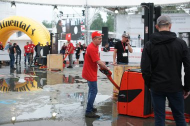 Tüm-Rusya yarışmalar Staplercup, forklift turnuva finalinde. Rusya, Moskova, 13 Temmuz 2017 Sokolniki Park.