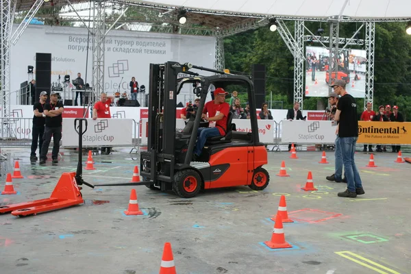 Tüm-Rusya yarışmalar Staplercup, forklift turnuva finalinde. Rusya, Moskova, 13 Temmuz 2017 Sokolniki Park.