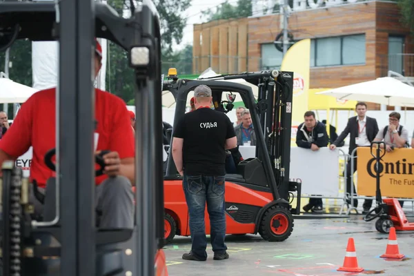Tüm-Rusya yarışmalar Staplercup, forklift turnuva finalinde. Rusya, Moskova, 13 Temmuz 2017 Sokolniki Park.