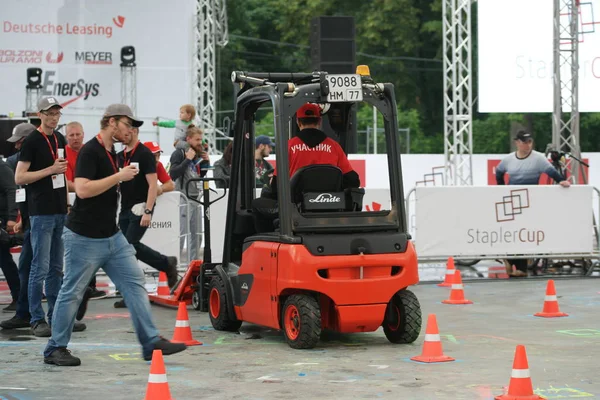 Tüm-Rusya yarışmalar Staplercup, forklift turnuva finalinde. Rusya, Moskova, 13 Temmuz 2017 Sokolniki Park.