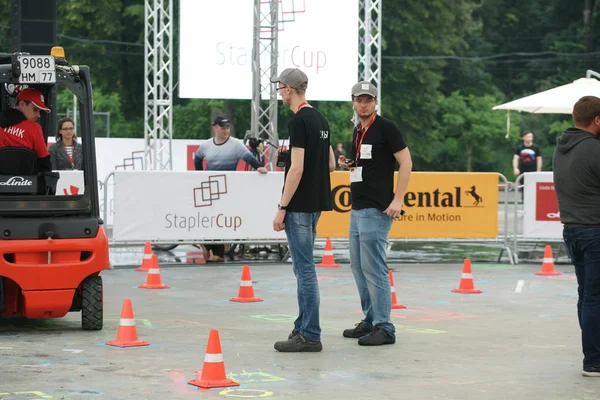 Tüm-Rusya yarışmalar Staplercup, forklift turnuva finalinde. Rusya, Moskova, 13 Temmuz 2017 Sokolniki Park.