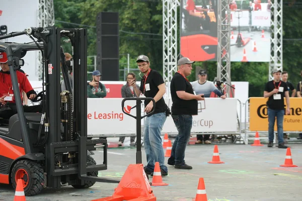 Tüm-Rusya yarışmalar Staplercup, forklift turnuva finalinde. Rusya, Moskova, 13 Temmuz 2017 Sokolniki Park.