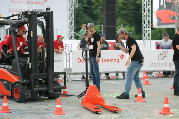 Tüm-Rusya yarışmalar Staplercup, forklift turnuva finalinde. Rusya, Moskova, 13 Temmuz 2017 Sokolniki Park.