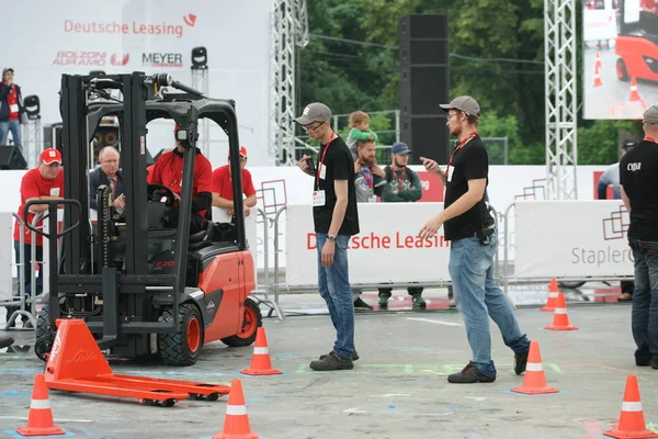 Tüm-Rusya yarışmalar Staplercup, forklift turnuva finalinde. Rusya, Moskova, 13 Temmuz 2017 Sokolniki Park.