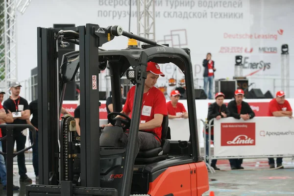 Tüm Rus yarışmalar Staplercup, forklift turnuva finalinde. Rusya, Moskova, 13 Temmuz 2017 Sokolniki Park