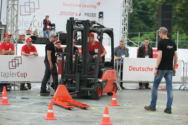 Tüm Rus yarışmalar Staplercup, forklift turnuva finalinde. Rusya, Moskova, 13 Temmuz 2017 Sokolniki Park