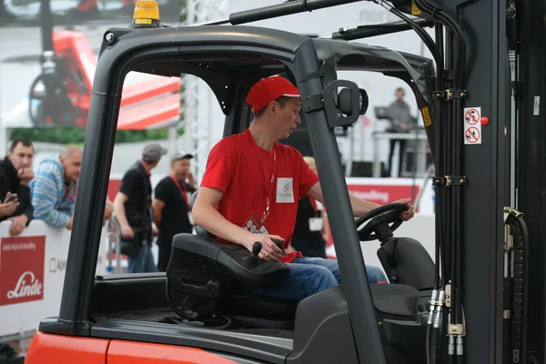 Tüm Rus yarışmalar Staplercup, forklift turnuva finalinde. Rusya, Moskova, 13 Temmuz 2017 Sokolniki Park
