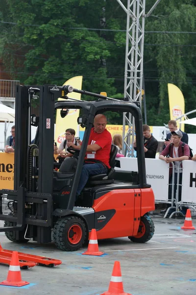 Tüm Rus yarışmalar Staplercup, forklift turnuva finalinde. Rusya, Moskova, 13 Temmuz 2017 Sokolniki Park